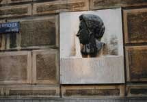 Op donderdag 12 februari 1959 was het zover. Aan de Tesselschadestraat 15 werd een bronzen plaquette onthuld van Aletta Jacobs.